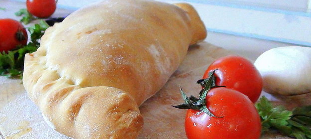 Закрытая пицца с белым винным соусом беконом и грибами. Кальцоне