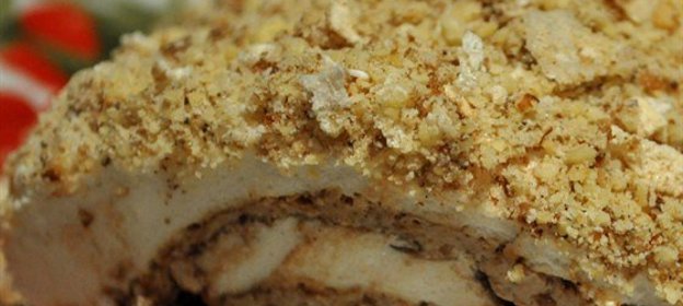 Рулет «Павлова» с кофе и фундуком