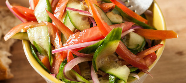 Салат с помидорами, огурцами и красным луком