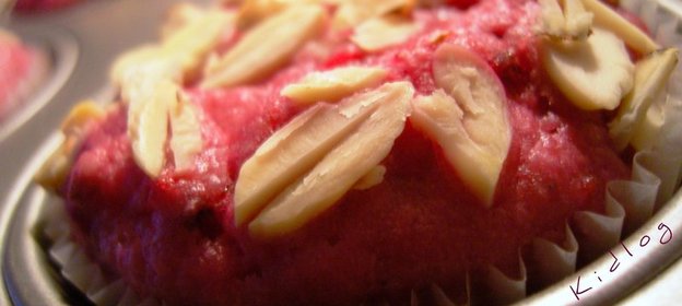 Маффины с брусникой и миндалем