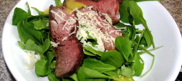 Барбекю стейк с рукколой