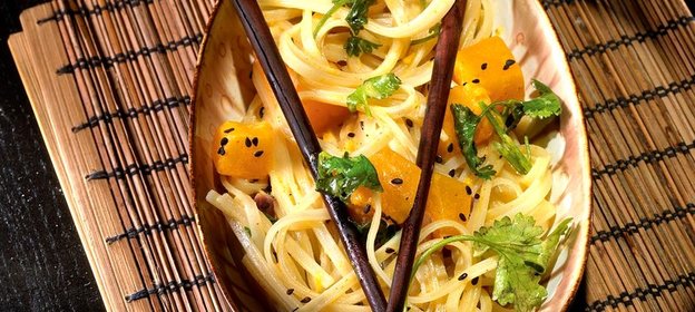 Широкая рисовая лапша с тыквенным карри