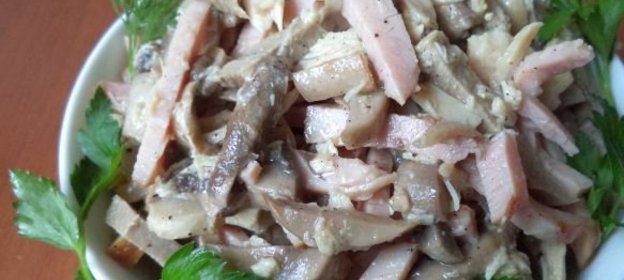 Клубничный салат с креветками