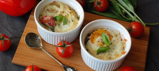 Яичница в духовке с окороком, помидорами, моцареллой и базиликом. Тест драйв с ТМ Окраина