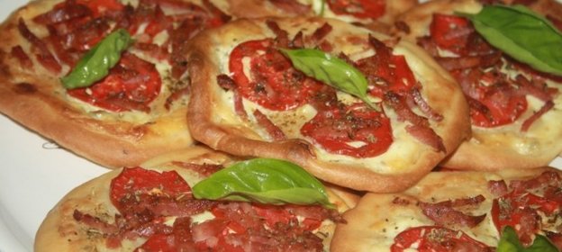 Лепешки с помидорами колбасой сальчичон и сметанно-сырной намазкой