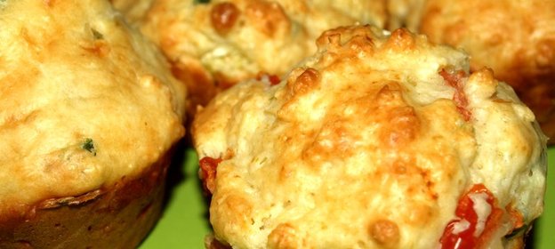 Сырные маффины с помидорами и зеленым луком