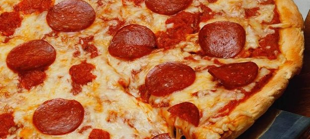 Обычная пицца с колбасой