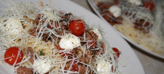 Спагетти с моцареллой, томатами черри и мясным соусом