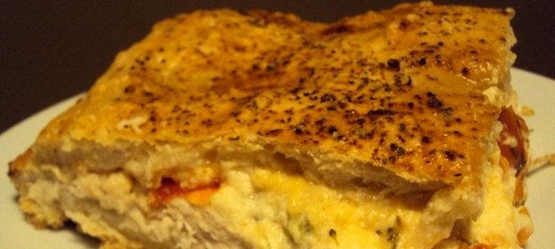 Закрытая пицца с курицей и брокколи