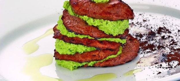 Башенка из говядины с творожным кремом и ароматном кофе