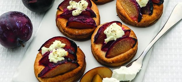 Лепешки со сливами и сыром