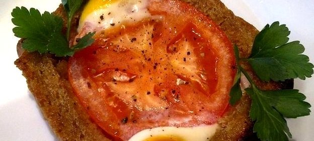 Яичница в хлебе с помидорами