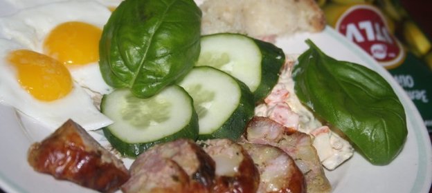 Колбаски из индейки с оливками и базиликом в средиземноморском стиле