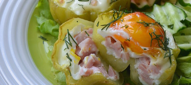 Яичница с ветчиной в сладких перцах