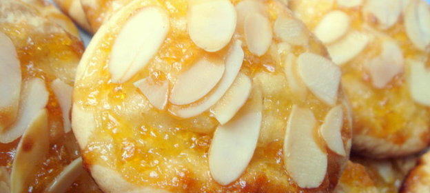 Печенье с джемом и миндальными лепестками