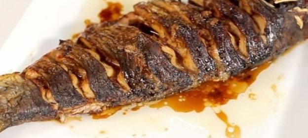 Треска, запеченная с солеными огурцами