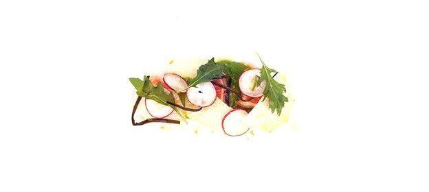 Маринованный лосось с морской капустой и мисо