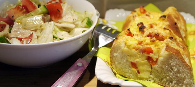 Багет, фаршированный яичницей-болтуньей с ветчиной и паприкой