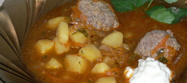 Щи из квашеной капусты с фрикадельками