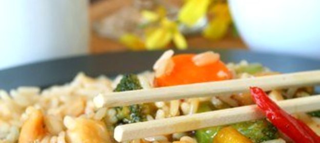 Жареные овощи с лимонной травой и базиликом в кокосовом молоке