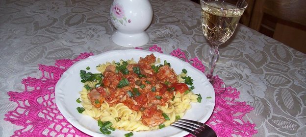 Томатен спагетти под нежным соусом с тунцом и каперсами