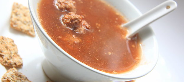 Бульон с томатным пюре и фрикадельками