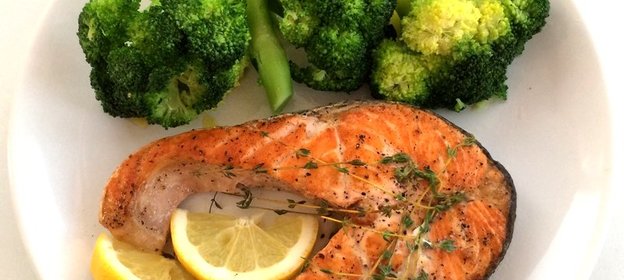 Сочный лососевый стейк с брокколи