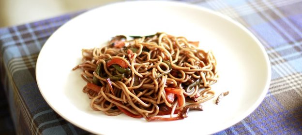 Гречневая лапша с овощами и креветками