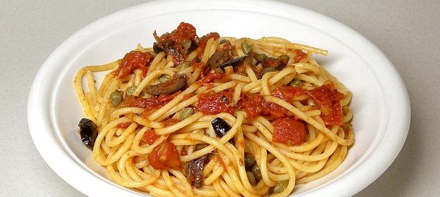 Спагетти с оливками и помидорами