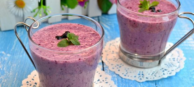 Чернично-клубничный смузи с овсянкой и мороженым