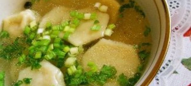 Пряный куриный бульон с пельменями