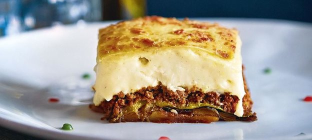 Мусака, овощная запеканка с говяжьим фаршем и соусом бешамель