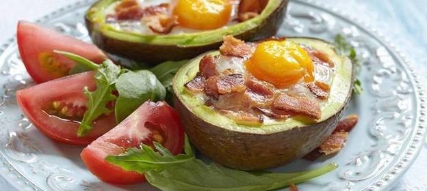 Яичница в авокадо