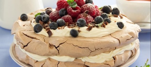 Шоколадная Павлова с лесными ягодами