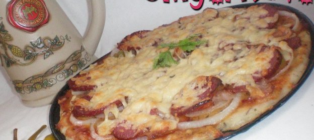 Острая пицца с беконом и луком