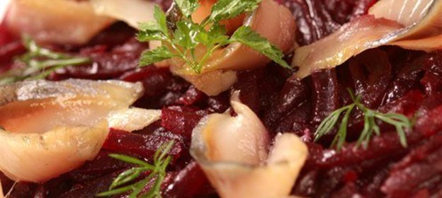 Слабосоленая атлантическая сельдь под шубой из молодых овощей