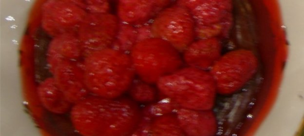 Постный шоколадно-клубничный десерт