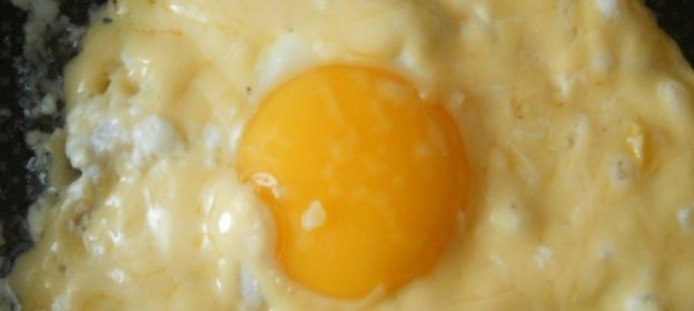 Яичница со сметаной