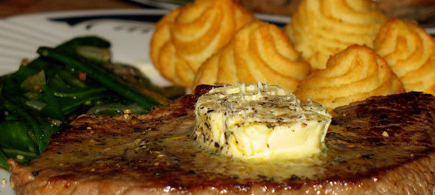 Стейк с коньячным маслом, картофелем Герцогиня и гороховыми стручками с тимьяном