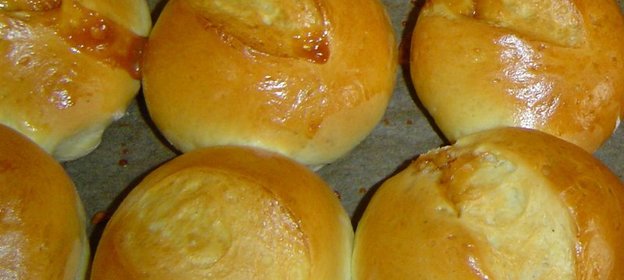 Сдобные булочки и рогалики с карамелью