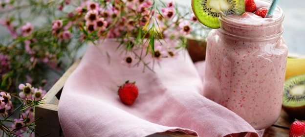 Смузи с бананом, киви, клубникой и кокосовым молоком