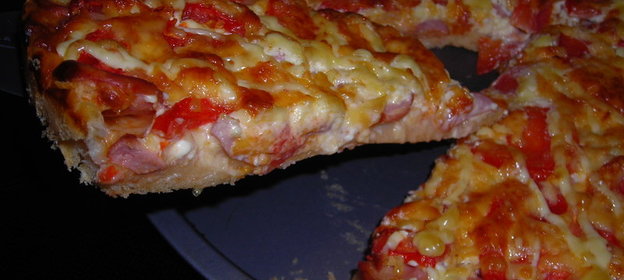 Пицца (сыр,помидоры,сосиски )