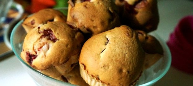 Маффины с клубникой на молоке