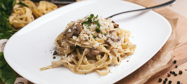 Спагетти с грибами в сливочном соусе