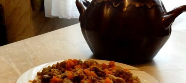 Куриные желудки, тушенные в глиняном горшочке