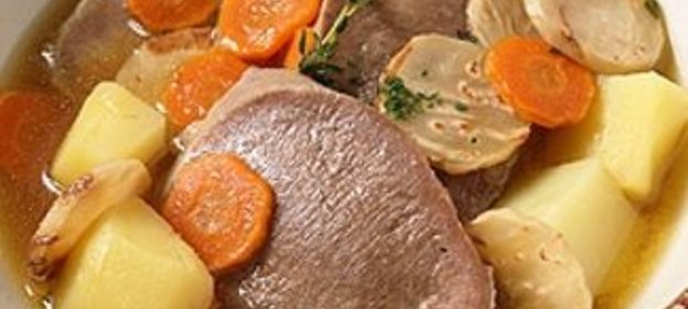 Язык в телячьем бульоне с кореньями
