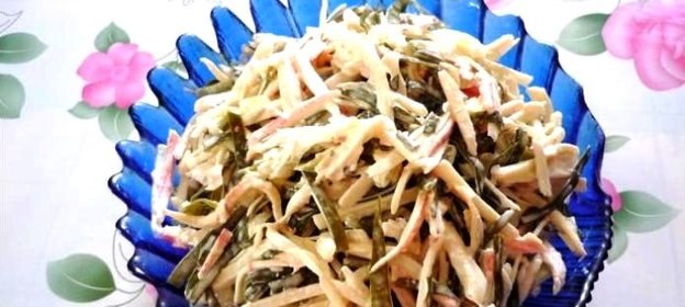 Салат с морской капустой и крабовыми палочками