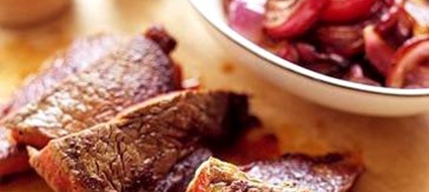 Стейк с карамелизованным луком