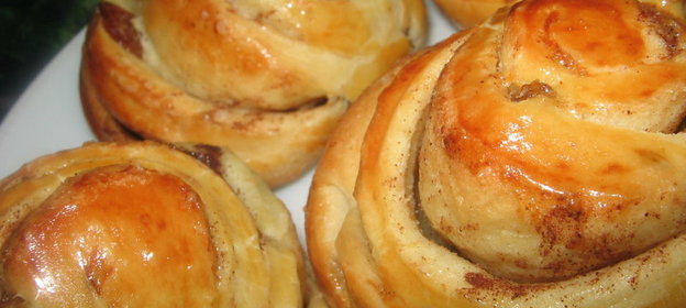 Плюшки с изюмом и корицей+ булочки с повидлом