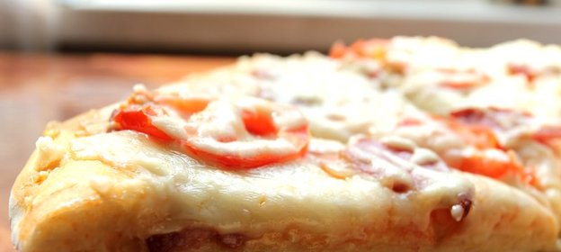 Легкая пицца с копченой говядиной